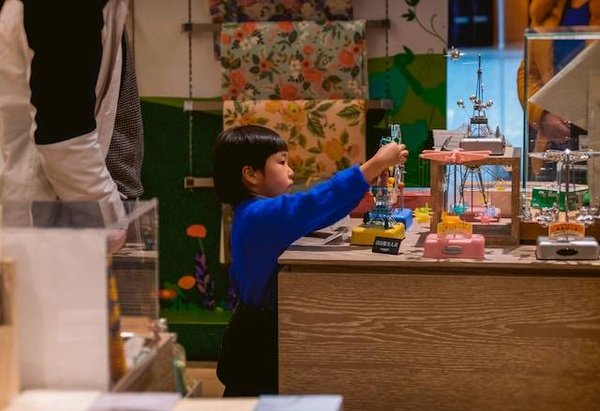 Comment choisir les jeux et les jouets adaptés à l'âge et aux besoins des enfants ?