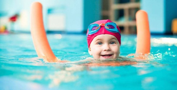 Bébé nageur : apprendre à nager en s'amusant