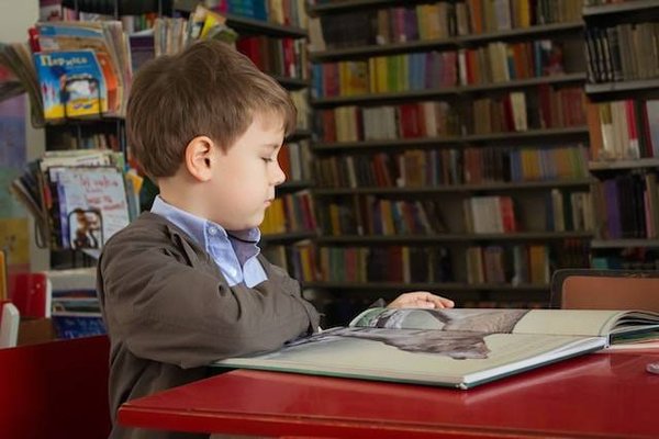 Comment aider les enfants à développer leurs compétences en lecture et en écriture ? Découvrez les livres et les jeux qui y contribuent !